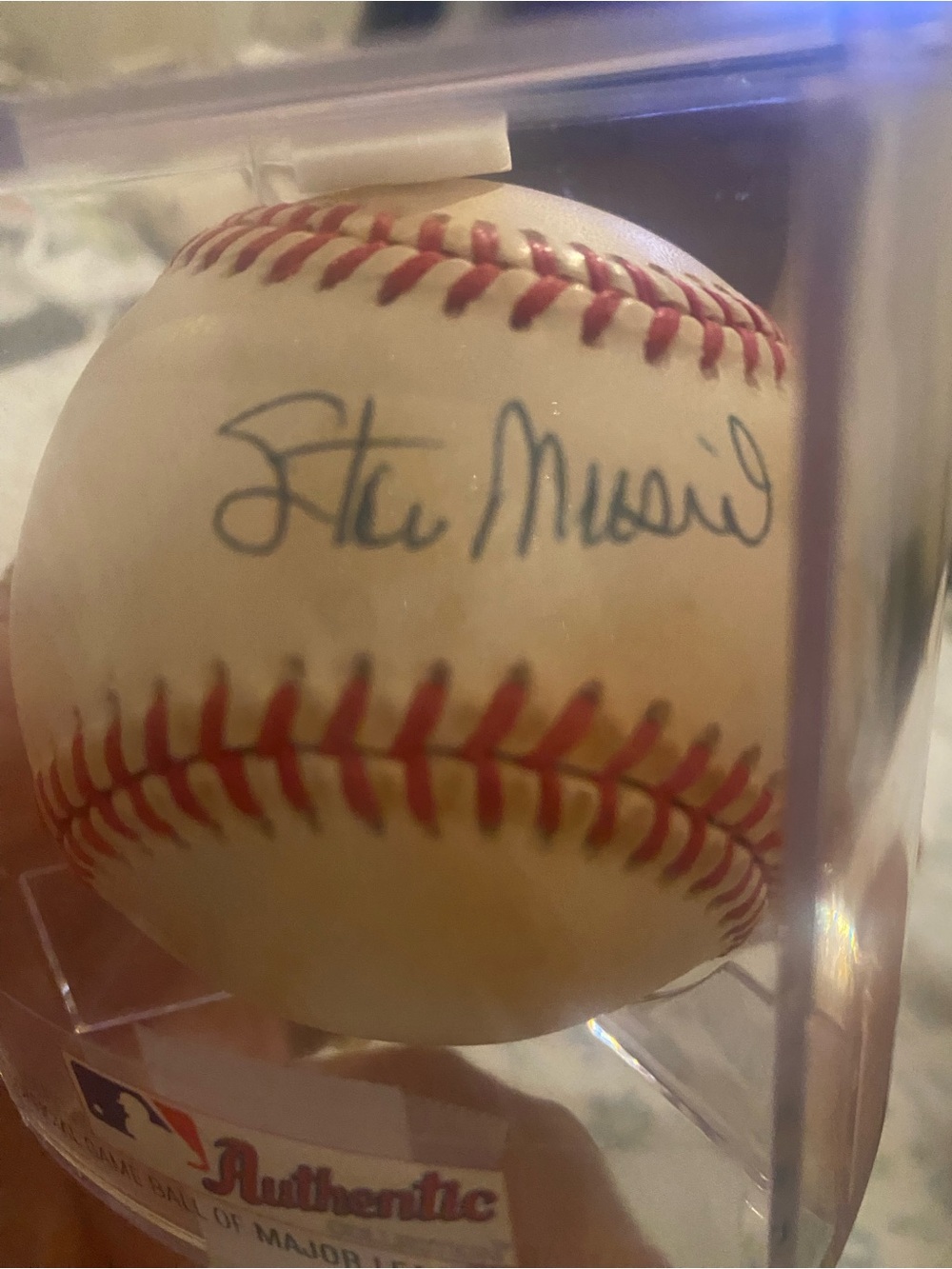 IC COLLECTION White and Red Autographed Baseball Display Hall of fame
